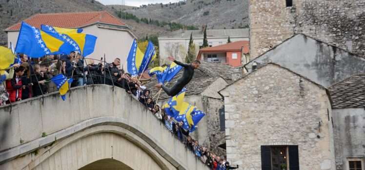 Tarihi Mostar Köprüsü'nün yıkılışının 28'inci yılında tören düzenlendi