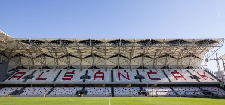 Yeniden yapılan Alsancak Stadı, futbolseverlerle buluşacağı günü bekliyor