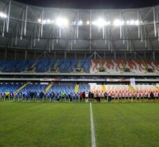 Adana Demirspor ve Adanasporlu eski oyuncular “şöhretler karması” maçında karşılaştı
