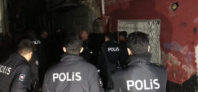 Adana'da 3 hırsızlık şüphelisinden biri yatakta, ikisi damda yakalandı
