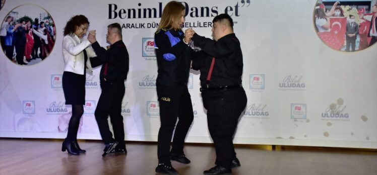 Adana'da polisler engelli çocuklarla piste çıkıp dans etti