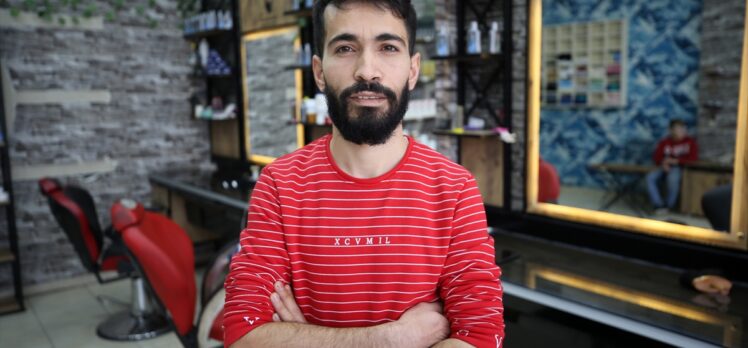 Adana'da tıraş olan kişinin kalp krizi geçirmesi güvenlik kamerasında