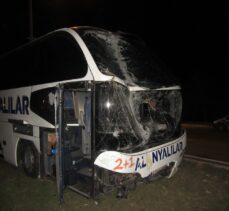 Afyonkarahisar'da kaza yapan yolcu otobüsünün muavini yaralandı