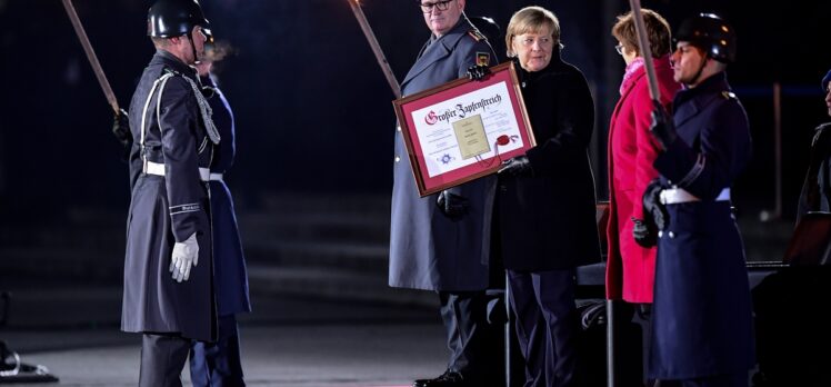 Almanya Başbakanı Merkel için askeri veda töreni düzenlendi