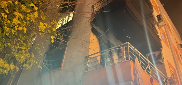 Antalya'da evde çıkan yangında bir kadın dumandan etkilendi