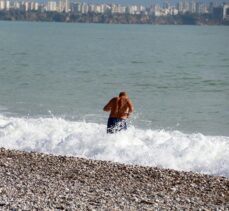 Antalya'da kuvvetli rüzgar ve sağanak yerini güneşli havaya bıraktı