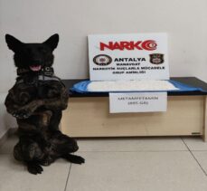 Antalya'da narkotik arama köpeği “Pars”ın uyuşturucu bulduğu araçtaki 3 kişi tutuklandı