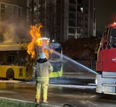 Başakşehir'de park halindeki özel halk otobüsünde yangın çıktı