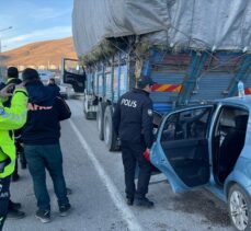 Bayburt'ta kamyona çarpan otomobilin sürücüsü yaralandı