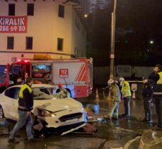 Beşiktaş’ta otomobilin refüje çarptığı kazada biri ağır iki kişi yaralandı