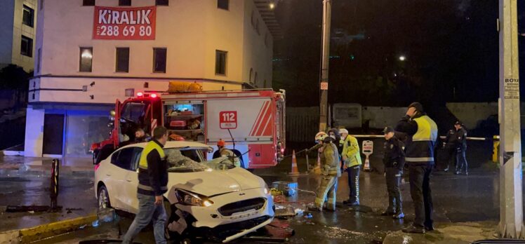 Beşiktaş’ta otomobilin refüje çarptığı kazada biri ağır iki kişi yaralandı