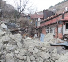 Beypazarı'nda kopan kaya parçaları bazı evlerde hasara yol açtı