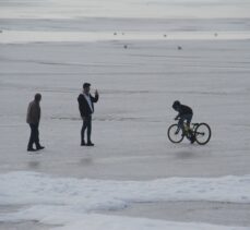 Beyşehir Gölü'nün buz tutan kıyı kesimlerinde gezenler polislerce uyarıldı