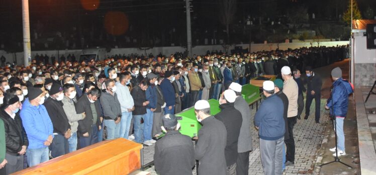 Burdur'daki trafik kazasında ölen 4 kişi, Afyonkarahisar'da toprağa verildi