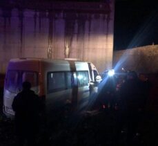 Bursa'da servis minibüsü üst geçit inşaat alanına düştü, 5 kişi yaralandı