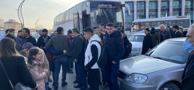Çubuk'ta otobüs ile otomobilin çarpışması sonucu 4 çocuk yaralandı
