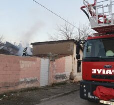Erzincan'da yangına müdahale eden itfaiye eri çatıdan düşerek yaralandı