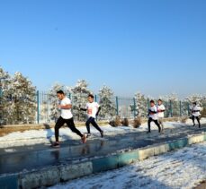 Erzurum'da dondurucu soğukta engelliler için koşan gönüllüler farkındalık oluşturdu