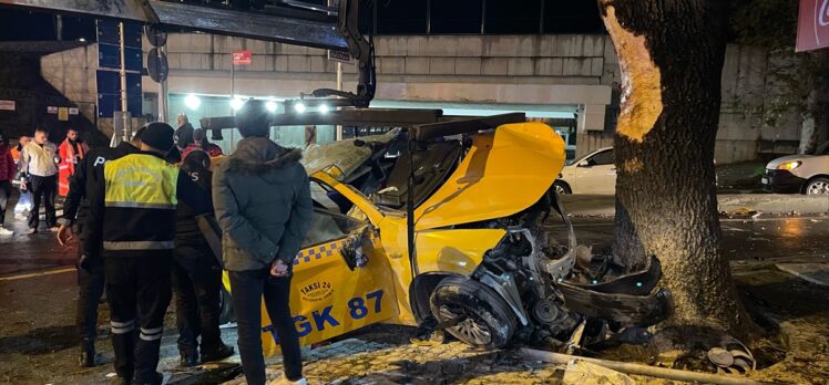 Florya'da ağaca çarpan taksinin şoförü öldü