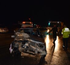 Gaziantep'te tıra çarpan otomobildeki 5 kişi yaralandı