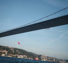 Grevde olan Bakırköy Belediyesi işçileri 15 Temmuz Şehitler Köprüsü'ne pankart astı