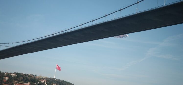Grevde olan Bakırköy Belediyesi işçileri 15 Temmuz Şehitler Köprüsü'ne pankart astı