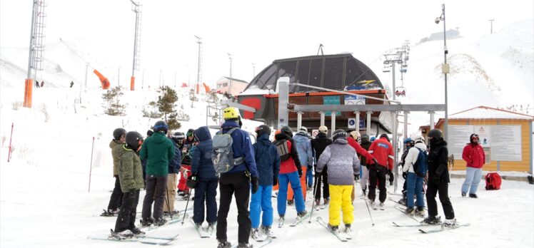 Haftanın son gününde Palandöken Kayak Merkezi'nde yoğunluk oluştu