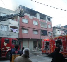 Hatay'da apartmanın çatı katında çıkan yangın söndürüldü
