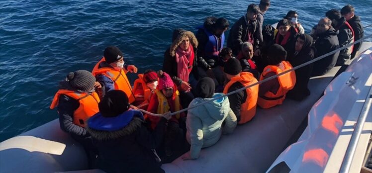 İzmir açıklarında 80 düzensiz göçmen kurtarıldı