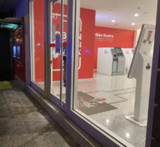 İzmir'de banka kapısının camını taşla kırıp 4 tablet bilgisayar çalan şüpheli kaçtı