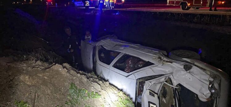 İzmir'de otomobilin devrilmesi sonucu 1 kişi öldü, 2 kişi yaralandı