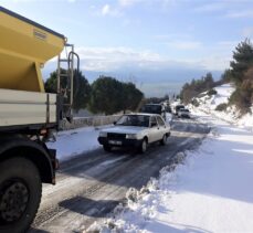 İzmir'in yüksek kesimlerinde karla mücadele ediliyor