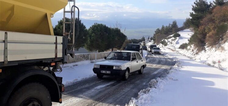 İzmir'in yüksek kesimlerinde karla mücadele ediliyor