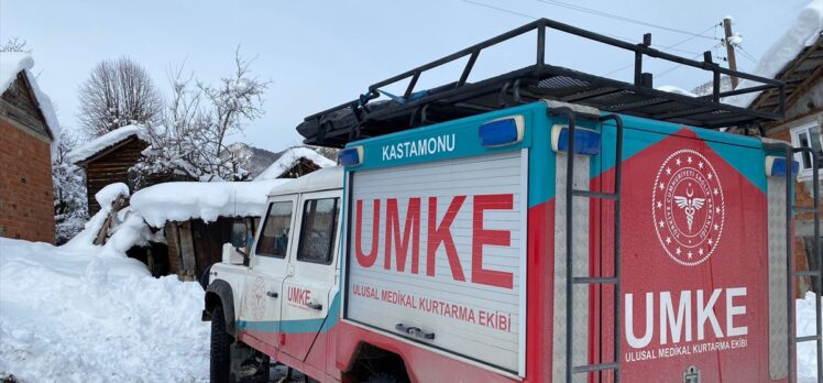 Kar nedeniyle mahsur kalan hastalar paletli ambulansla hastaneye götürüldü