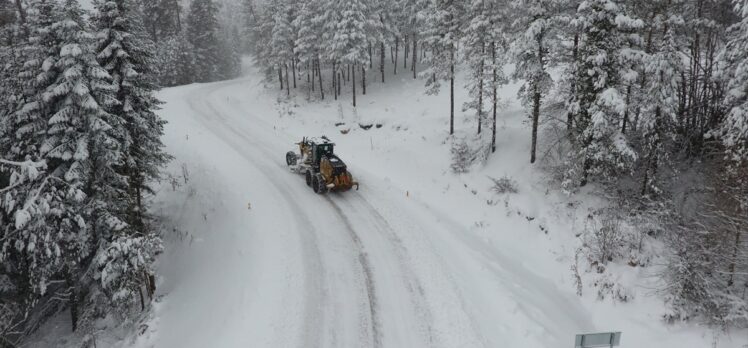 Karabük'te kar yağışı nedeniyle kapanan köy yolları ulaşıma açıldı