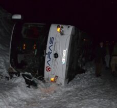 GÜNCELLEME – Kars-Erzurum kara yolunda yolcu otobüsü devrildi
