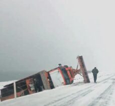 Kars'ta devrilen kar küreme aracının sürücüsü yaralandı