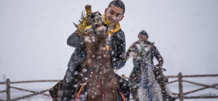 Kars'ta kış aylarının eğlencesi “kar üstünde atlı cirit” heyecanı başladı