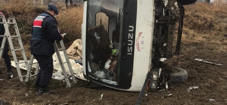 Kastamonu'da devrilen kamyonetteki 1 kişi öldü, 2 kişi yaralandı