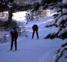 Kayaklı koşucular kar yağışının ardından asfalttan piste çıktı