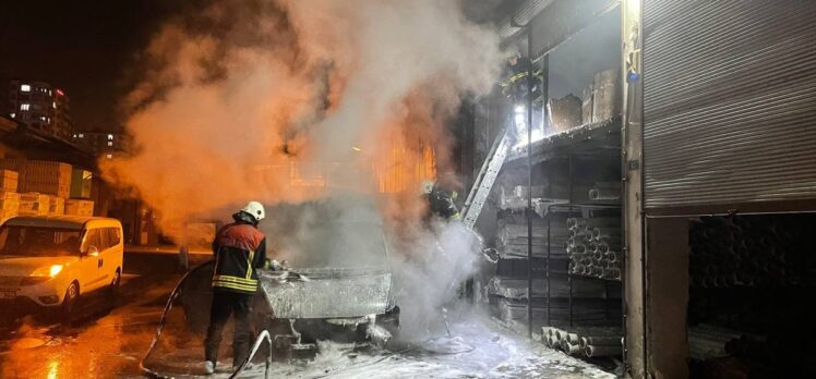 Kayseri'de park halindeki minibüste çıkan yangının sıçradığı iş yerinde hasar oluştu