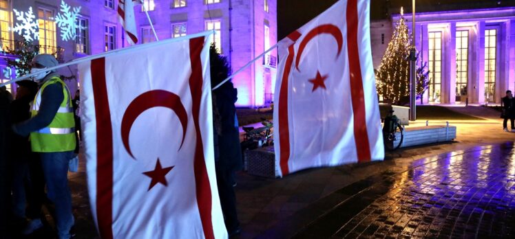 Londra'da Kıbrıs Türkleri, belediye önüne asılan KKTC bayrağının indirilmesini protesto etti