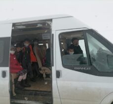 Malatya'da kar nedeniyle yolda mahsur kalan öğrenciler kurtarıldı