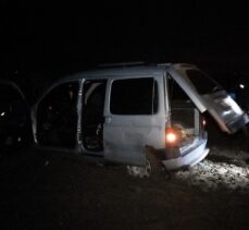 Manisa'da iki polis aracına çarpıp kaçan sürücü otomobili çamura saplanınca yakalandı