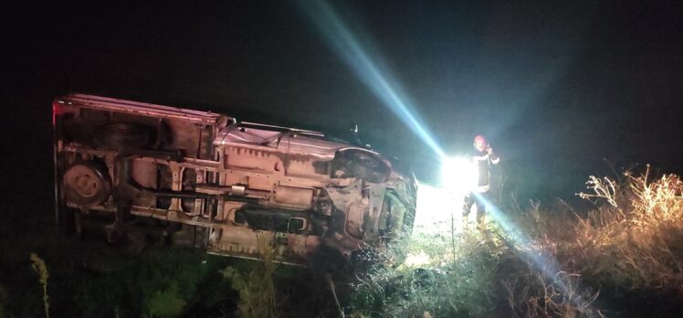Manisa'da kamyonet şarampole devrildi, 2'si çocuk 3 kişi yaralandı