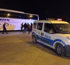 Manisa'da kovalamaca sonucu durdurulan yolcu otobüsünde bir düzensiz göçmen yakalandı