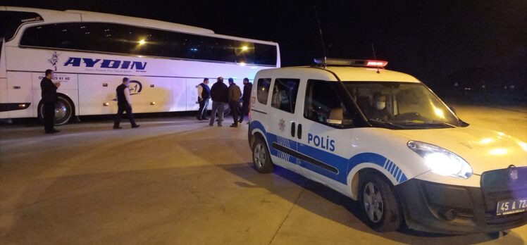 Manisa'da kovalamaca sonucu durdurulan yolcu otobüsünde bir düzensiz göçmen yakalandı