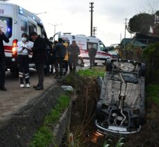 Manisa'da otomobil devrildi, 3 kişi yaralandı