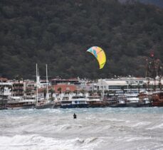 Marmaris'te adrenalin tutkunları güneyden esen rüzgarla sörf yaptı
