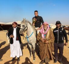 Mısır'daki “Arap kabileleri at yarışında” kupayı 12 yaşındaki jokey kaldırdı